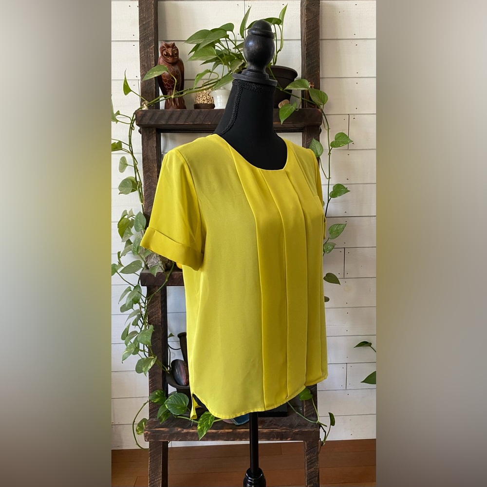 W118 by Walter Baker: Yellow Pleated Relaxed Blouse with Cuff Sleeves - Picture 14 of 17